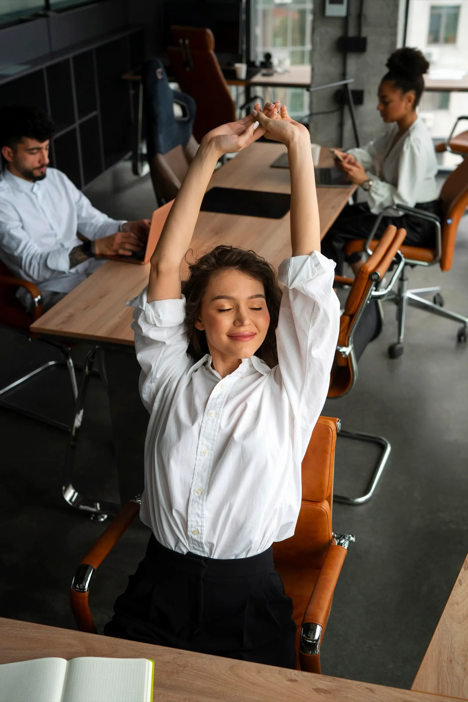 Medewerker in een gezonde kantooromgeving